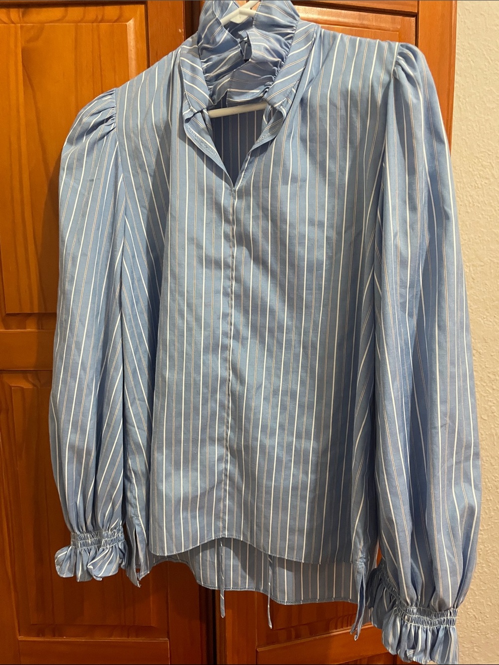 Light Blue Striped women’s Shirt sz s house of lancry